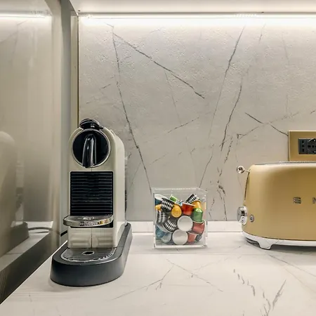 Colosseum 1 Min Design With Private Courtyard *