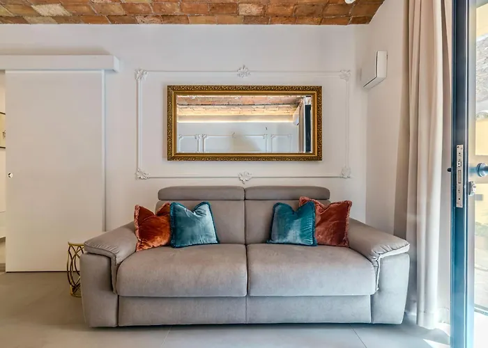 Colosseum 1 Min Design With Private Courtyard *