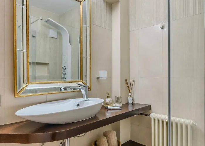 Colosseum 1 Min Design With Private Courtyard