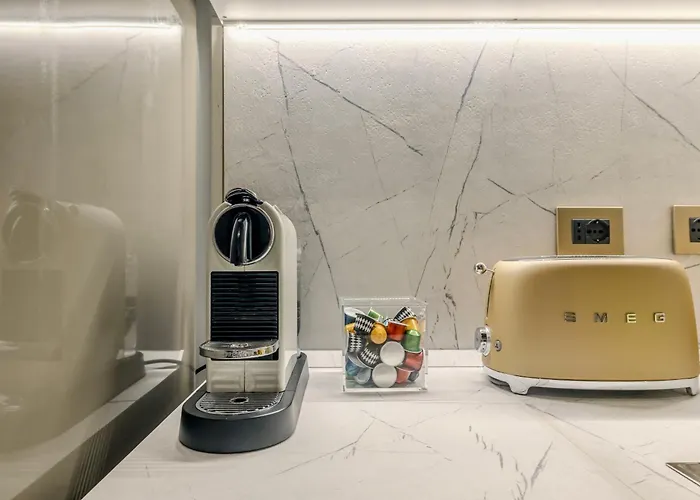 Colosseum 1 Min Design With Private Courtyard *